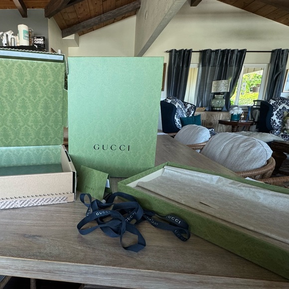 Gucci green shopping box 16”x12”x2.3” with gucci shipping box included. - Picture 3 of 8
